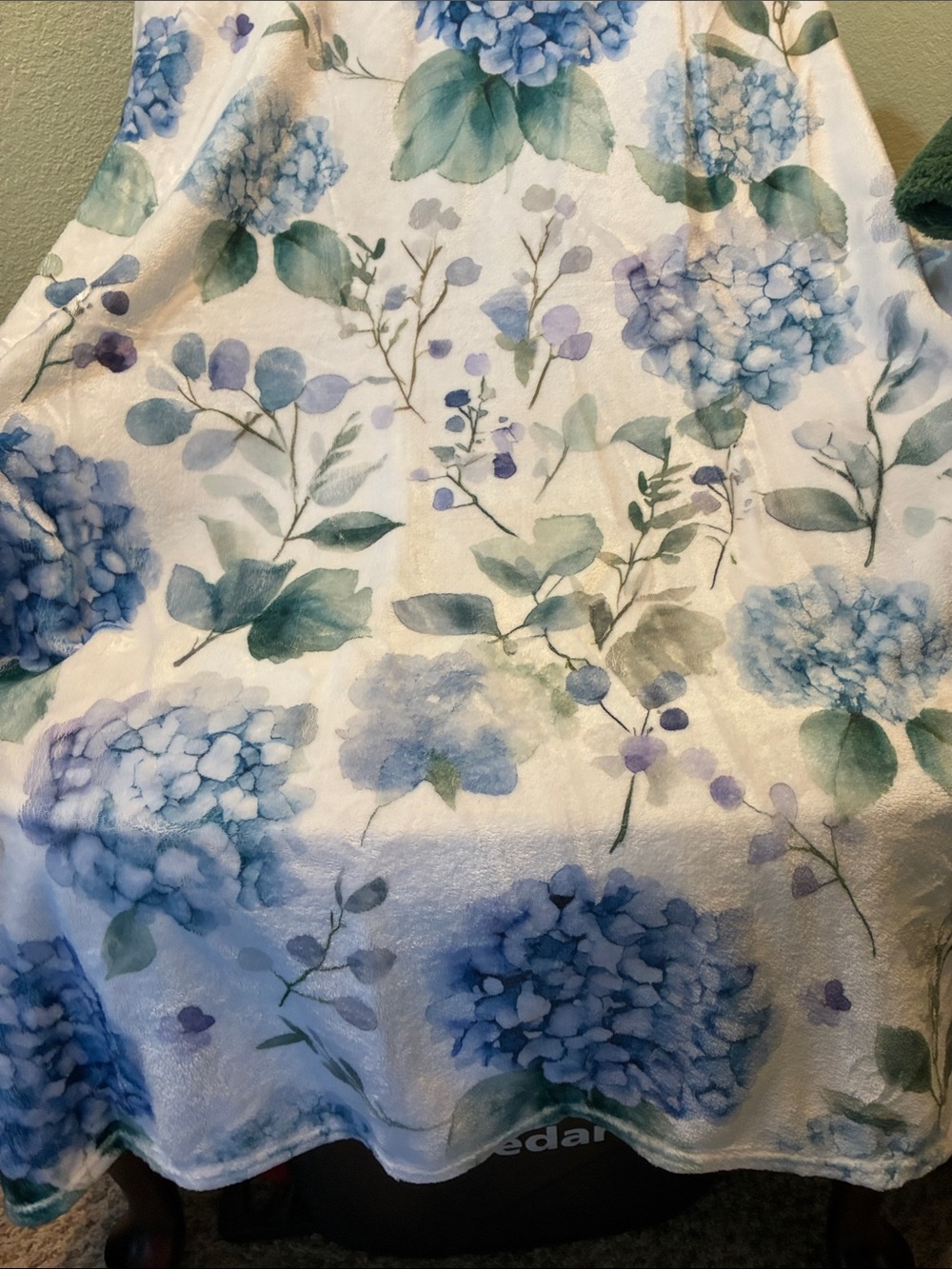 Blue Hydrangea Floral Throw Blanket - Picture 3 of 4